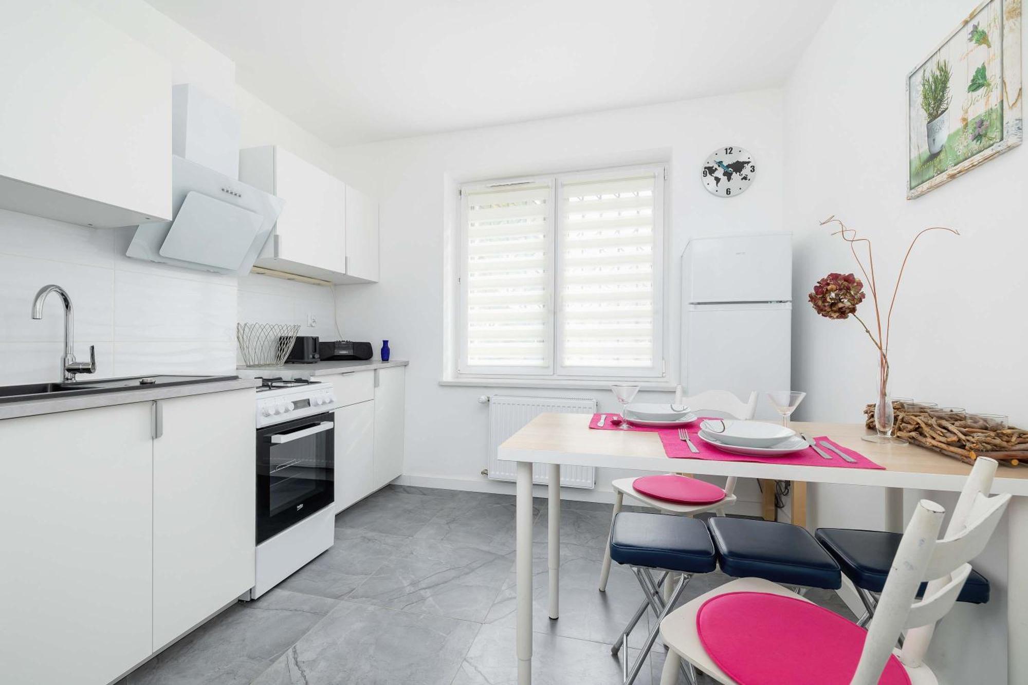 Colorful Studio Near The Spodek Arena In Katowice By Noclegi Renters Esterno foto